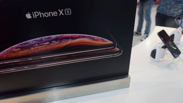 iPhone XS, iPhone XS Max, dan iPhone XR yang resmi dijual di Indonesia  mulai hari ini, Jumat (14/12). (Foto: Helmi Afandi Abdullah/kumparan)