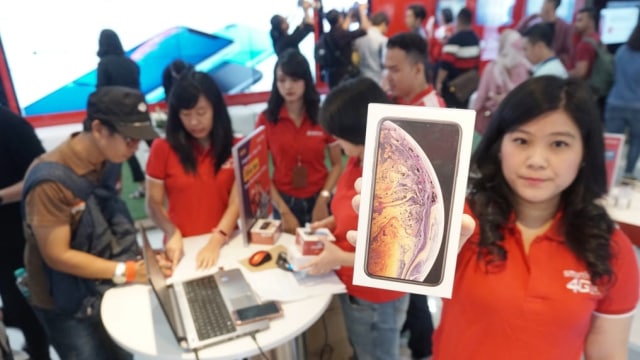 Sales promotion girl menunjukan iPhone XS, iPhone XS Max, dan iPhone XR yang resmi dijual di Indonesia mulai hari ini, Jumat (14/12). (Foto: Helmi Afandi Abdullah/kumparan)