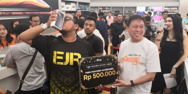 Fadly Permana, pembeli pertama iPhone XR di iBox. (Foto: Bianda Ludwianto/kumparan)