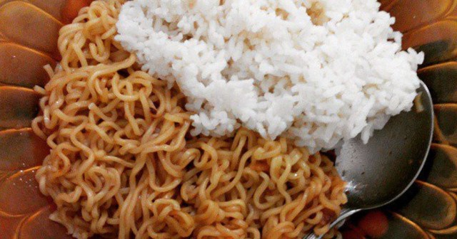 Bahaya Risiko Makan Mie Dengan Nasi Yang Perlu Kamu Ketahui