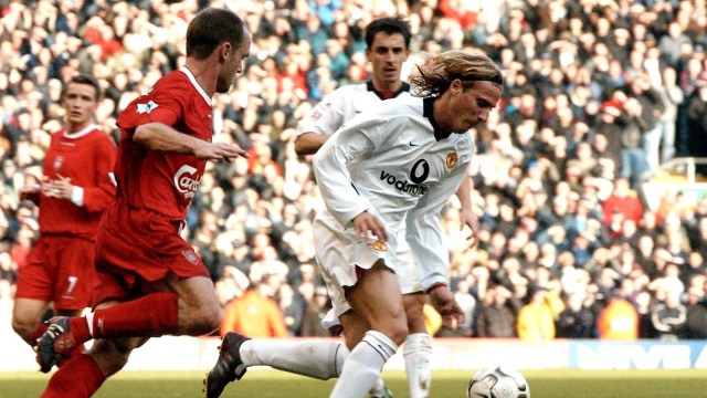 Forlan beraksi di laga Liverpool vs Manchester United, 1 Desember 2002. (Foto: AFP/Paul Barker)