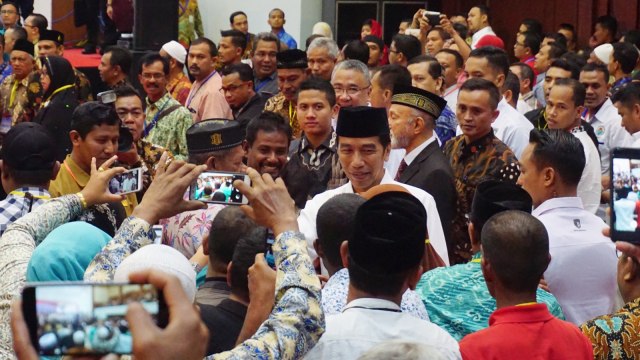 Presiden Joko Widodo mengadakan pertemuan dengan seluruh unsur Keuchik dan pendamping Desa dari seluruh Kabupaten/Kota di Aceh, Jumat.  (Foto: Zuhri Noviandi/kumparan)