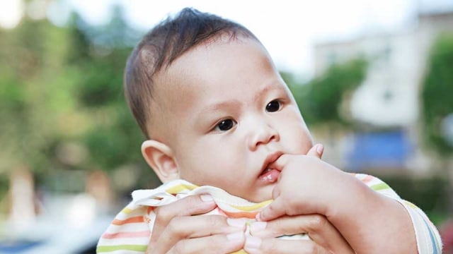 Apakah Normal Bayi 10 Bulan Belum Tumbuh Gigi?