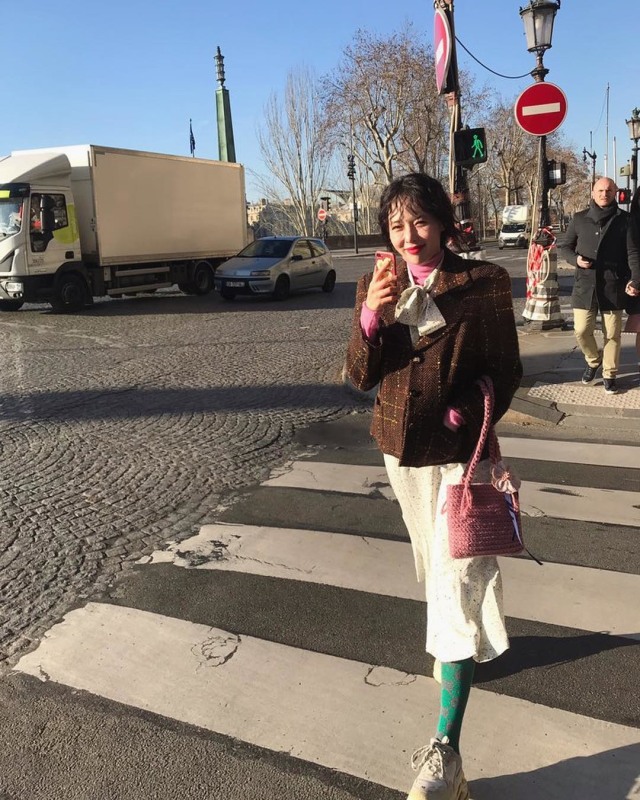 Hyuna berpose sambil menyeberang jalan di Paris, Prancis. (Foto: Instagram @hyunah_aa)