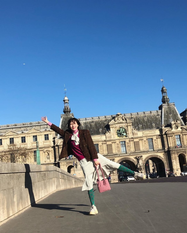 Pose bahagia Hyuna saat di Paris. (Foto: Instagram @hyunah_aa)