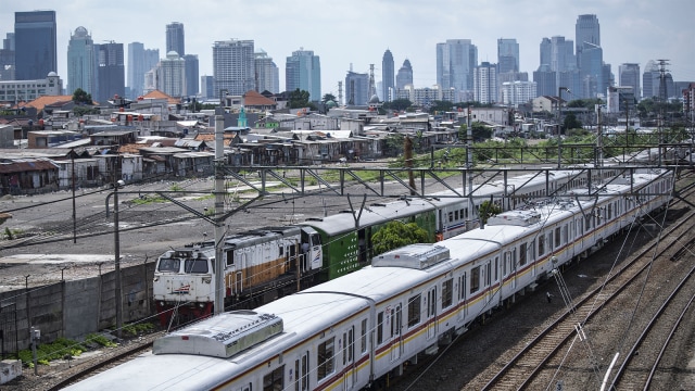 KRL atau Commuter Line melintas di kawasan Tanah Abang. Foto: ANTARA FOTO/Aprillio Akbar