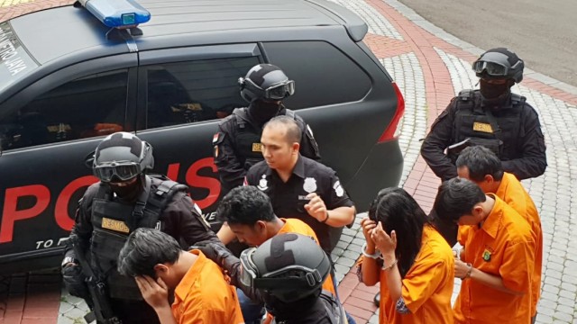 Tersangka pengeroyokan anggota TNI  di bawa petugas saat rilis di Polda Metrojaya, Jakarta, Jum'at (14/12). (Foto: Fadjar Hadi/kumparan)