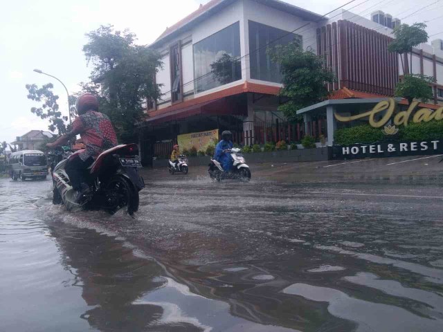 Hujan Deras, Jalan Raya di Depan Hotel Odaita Pamekasan Tergenang
