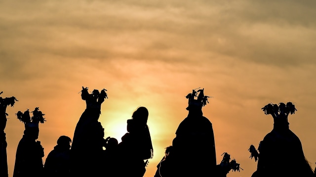 Peziarah dari kota Chichiquila melakukan tarian 'Danza de los Negros' di Basilika Guadalupe di Kota Meksiko pada 12 Desember 2018. (Foto: AFP/RONALDO SCHEMIDT )