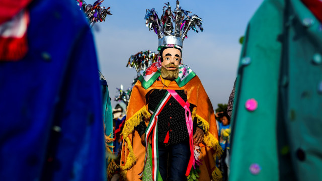 Peziarah dari kota Chichiquila melakukan tarian 'Danza de los Negros' di Basilika Guadalupe di Kota Meksiko pada 12 Desember 2018. (Foto: AFP/RONALDO SCHEMIDT )