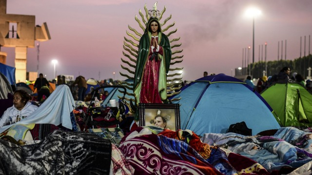 Peziarah tidur di dekat gambar Virgin of Guadalupe selama perayaan tahunan di Basilika Guadalupe di Mexico City, pada 12 Desember 2018. (Foto: AFP/RONALDO SCHEMIDT)