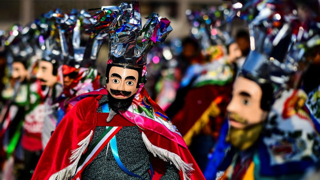 Peziarah dari kota Chichiquila melakukan tarian 'Danza de los Negros' di Basilika Guadalupe di Kota Meksiko pada 12 Desember 2018. (Foto: AFP/RONALDO SCHEMIDT )