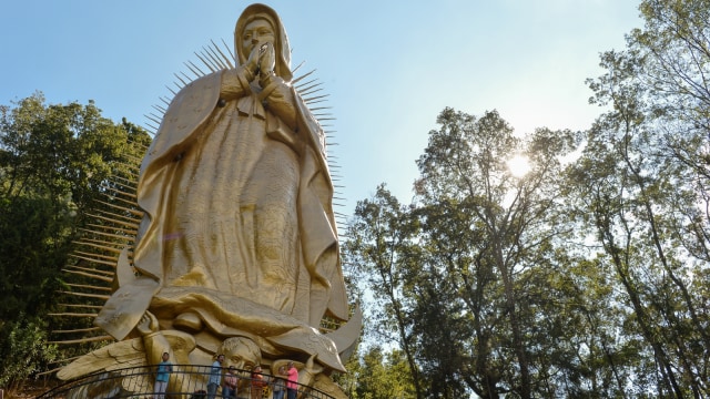 Peziarah mengunjungi patung raksasa Virgin of Guadalupe di Ocuilan, Meksiko. (Foto: AFP/MARIO VAZQUEZ)
