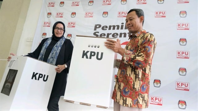 Komisioner KPU Evi Novida Ginting Manik (kiri) dan Pramono Ubaid Tanthowi (kanan) menunjukan contoh kotak suara di Kantor KPU Pusat, di Jakarta, Jumat (14/12/2018). Foto: Helmi Afandi Abdullah/kumparan