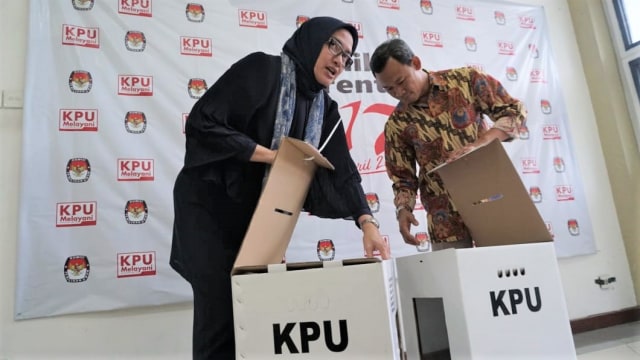 Komisioner KPU RI, Evi Novida Ginting Manik (kiri) dan Pramono Ubaid Tanthowi (kanan) menunjukan contoh kotak suara di Kantor KPU Pusat, di Jakarta, Jumat (14/12/2018). (Foto: Helmi Afandi Abdullah/kumparan)