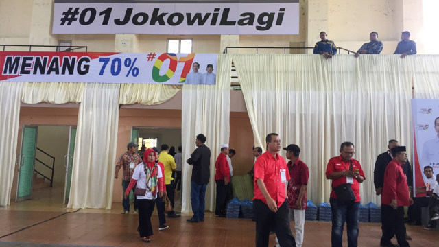 Tim Kampanye Daerah Koalisi Indonesia Kerja Jokowi-Ma'ruf Amin mengadakan rapat kerja daerah dan konsolidasi caleg di Stadion Harapan Basang Lhong Raya, Aceh. (Foto: Zuhri Noviandi/kumparan)