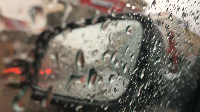 Ilustrasi menyetir dalam kondisi hujan (Foto: dok. Video Blocks)