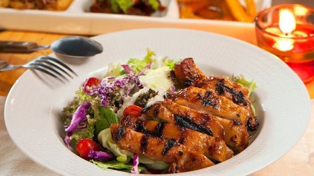 Caesar Salad with grilled BBQ Chicken (Foto: Instagram: @doubleusteak)