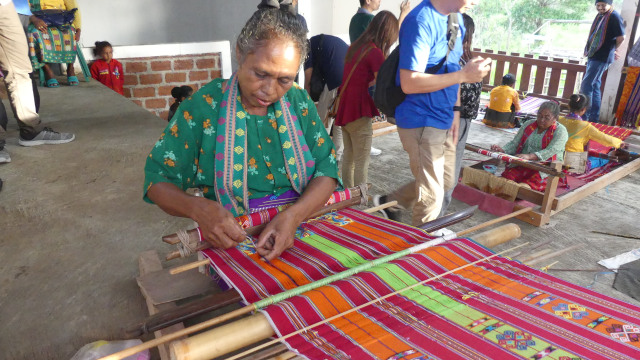 Salah satu penenun Ibu Yusmina Tallas (Foto: Gitario Vista Inasis/kumparan)