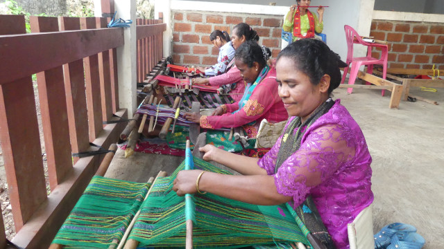 Ibu-ibu penenun yang ada di Desa Nunsaen (Foto: Gitario Vista Inasis/kumparan)