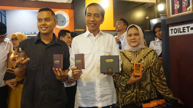 Presiden Jokowi (tengah) di dampingi Ibu Negara Iriana Jokowi (kanan)  Sambangi Ring Road Coffee di Aceh (Foto: Yudhistira Amran Saleh/kumparan)