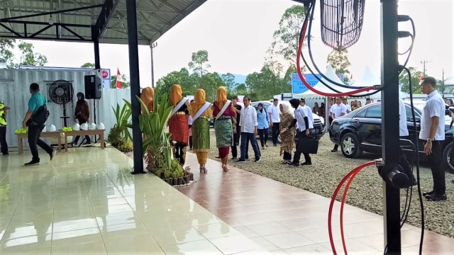 Presiden Jokowi tiba di daerah Blang Bintang Kabupaten Aceh Besar, Provinsi Aceh, untuk melakukan groundbreaking pembanguan proyek jalan tol Banda Aceh-Sigli. (Foto: Adhim Mugni Mubaroq/kumparan)