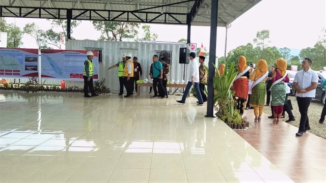 Presiden Jokowi tiba di daerah Blang Bintang Kabupaten Aceh Besar, Provinsi Aceh, untuk melakukan groundbreaking pembanguan proyek jalan tol Banda Aceh-Sigli. (Foto: Adhim Mugni Mubaroq/kumparan)