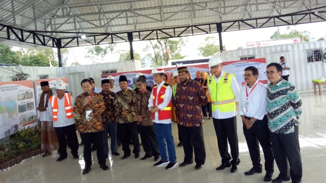 Presiden Joko Widodo ( tengah )tiba di daerah Blang Bintang Kabupaten Aceh Besar, Provinsi Aceh, untuk melakukan groundbreaking pembanguan proyek jalan tol Banda Aceh-Sigli. (Foto: Adhim Mugni Mubaroq/kumparan)