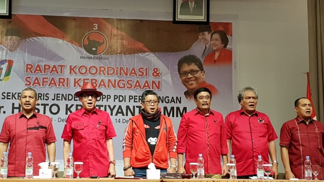 Hasto Kristiyanto (ketiga kiri), Yasonna Laoly (kedua kiri), Djarot Saiful Hidayat (ketiga kanan) pimpin Konsolidasi PDIP di Deli serdang, Sumut, Jumat (14/12). (Foto: Rafyq Alkandy Ahmad Panjaitan/kumparan)
