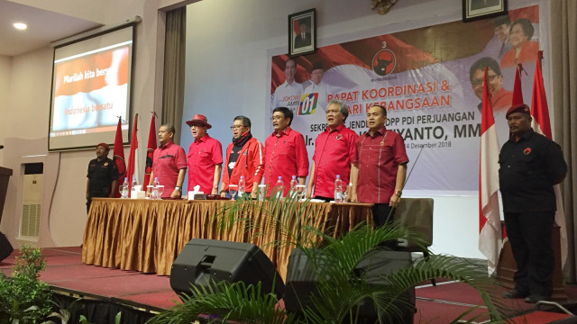 Hasto Kristiyanto (ketiga kiri), Yasonna Laoly (kedua kiri), Djarot Saiful Hidayat (ketiga kanan) pimpin Konsolidasi PDIP di Deli serdang, Sumut, Jumat (14/12). (Foto: Rafyq Alkandy Ahmad Panjaitan/kumparan)