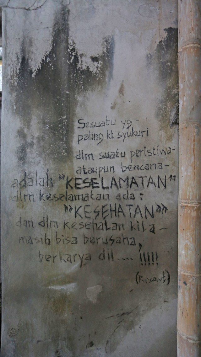 Tulisan yang ada di salah satu dinding Museum Mini Sisa Hartaku (Foto: Aria Sankhyaadi/kumparan)