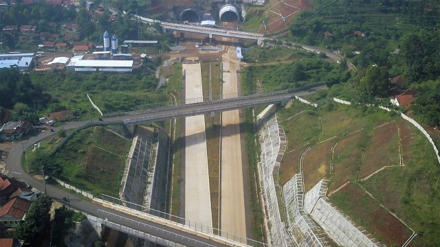 Foto udara terowongan kembar pada proyek pembangunan Jalan Tol Cileunyi-Sumedang-Dawuan (Cisumdawu). (Foto: ANTARA FOTO/Raisan Al Farisi)