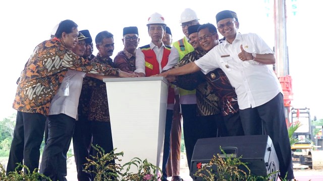 Presiden Jokowi di Groundbreaking Jalan Tol Banda Aceh-Sigli. (Foto: Yudhistira Amran Saleh/kumparan)