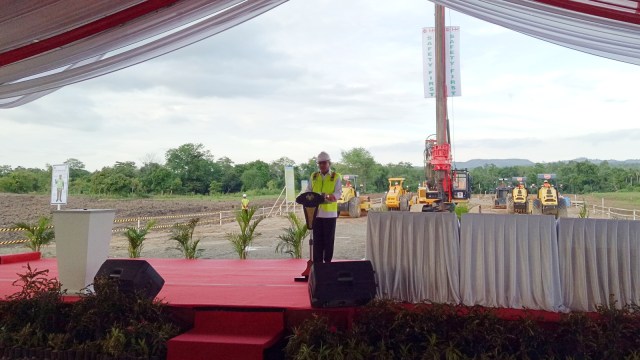 Plt Gubernur Aceh, Nova Iriansyah, saat sambutan di groundbreking tol Aceh-Sigli. (Foto: Adhim Mugni Mubaroq/kumparan)