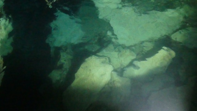 Jernihnya air yang ada di kolam Gua Kristal (Foto: Gitario Vista Inasis/kumparan)