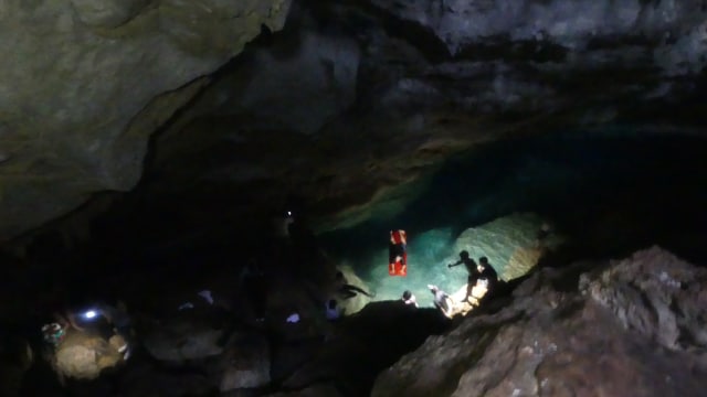 Pemandangan yang indah dari dalam gua (Foto: Gitario Vista Inasis/kumparan)