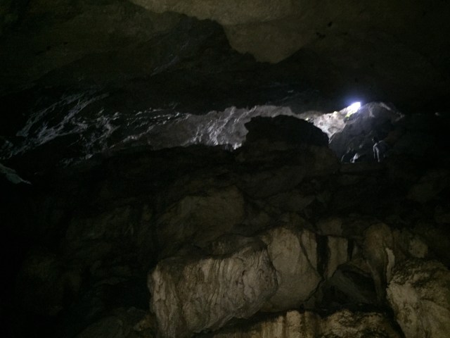 Sinar matahari yang masuk dari celah-celah pintu masuk gua (Foto: Gitario Vista Inasis/kumparan)