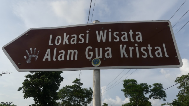 Terletak di Desa Bolok, Gua Kristal adalah salah satu tempat wisata populer di Kupang (Foto: Gitario Vista Inasis/kumparan)