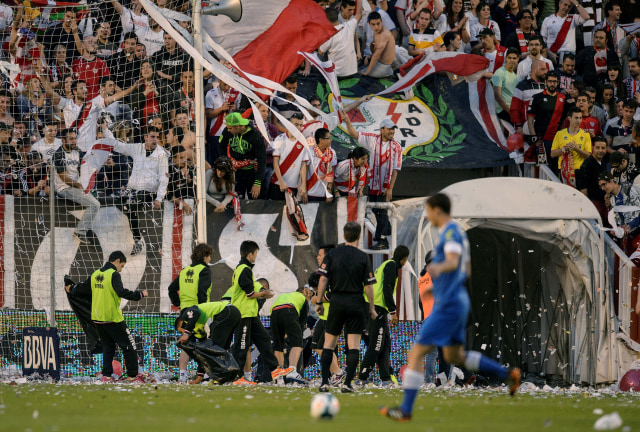 Suporter Rayo di laga melawan Athletic Bilbao. (Foto: DANI POZO / AFP)