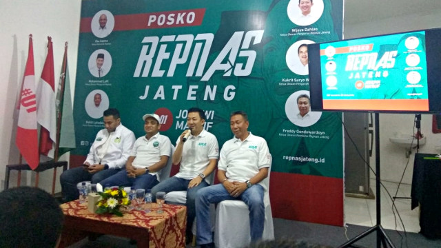 Ketua Repnas Jawa Tengah, Wijaya Dahlan (kedua kiri) di peresmian posko Repnas Jawa Tengah, Jumat (14/12). (Foto: Afiati Tsalitsati/kumparan)