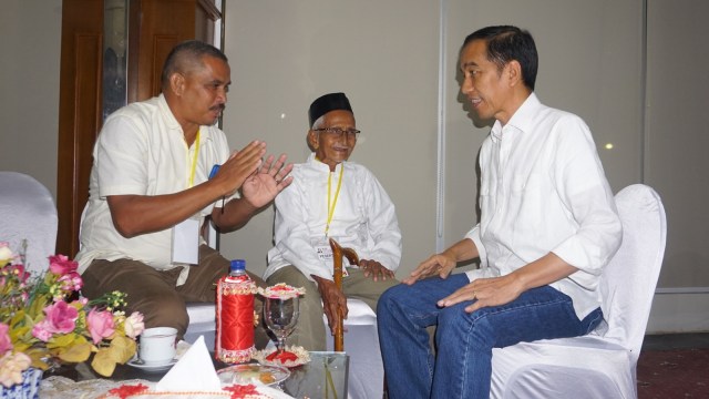 Presiden Jokowi bertemu Nyak Sandang di Bandara Internasional Sultan Iskandar Muda Aceh. (Foto: Yudhistira Amran Saleh/kumparan)