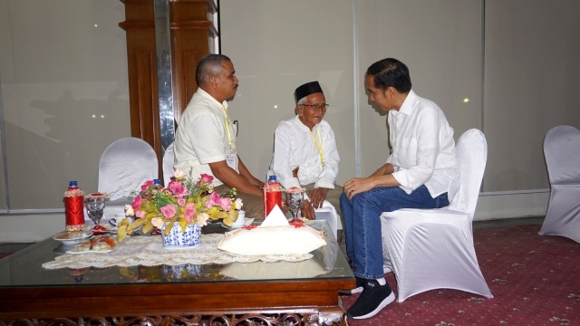 Presiden Jokowi bertemu Nyak Sandang di Bandara Internasional Sultan Iskandar Muda Aceh. (Foto: Yudhistira Amran Saleh/kumparan)