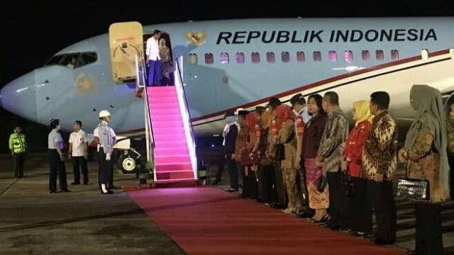Jokowi dan Iriana tiba di Lanud Roesmin Nurjadin (Foto: Jihad Akbar/kumparan)