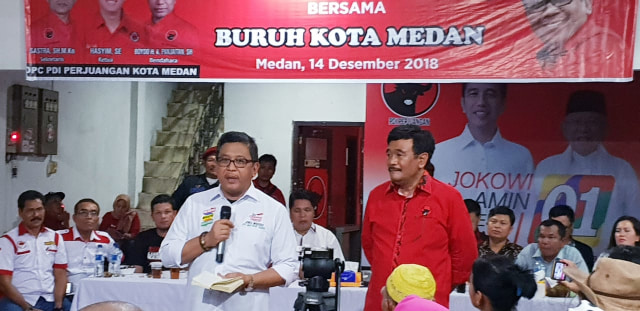 Hasto dan Djarot Serap aspirasi relawan dan buruh se-kota Medan pendukung Jokowi-Ma'ruf di rumah aspirasi Jokowi-Ma'ruf Amin di Medan, Sumut, Jumat (Foto: Rafyq Panjaitan/kumparan)