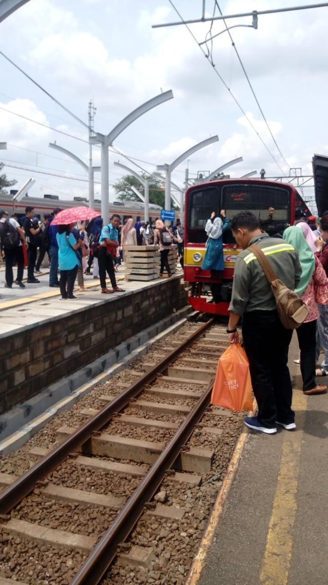 Penumpang bergelantungan di KRL (Foto: istimewa)