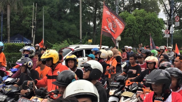 The Jakmania sudah memadati jalan Asia Afrika, kawasan GBK, Jakarta. (Foto: Fachrul Irwinsyah/kumparan)