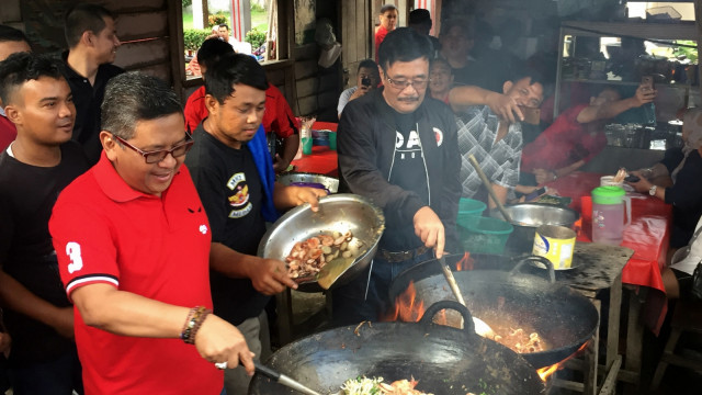 Hasto dan Djarot memasak mie balap di Kota Medan, Sabtu (15/12). (Foto: Rafyq Panjaitan/kumparan)