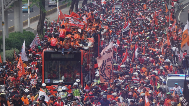 Suasana pawai Persija dengan para supporter klub, The Jakmania, Jakarta.  (Foto: Jamal Ramadhan/kumparan)