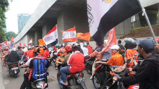 Suasana pawai Persija bersama The Jakmania, Jakarta. (Foto: Jamal Ramadhan/kumparan)