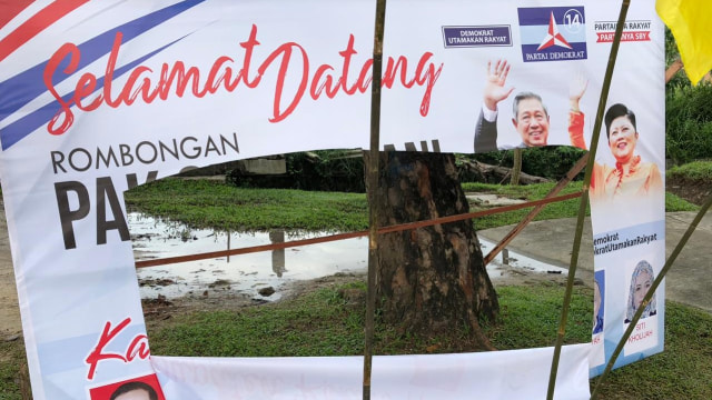 Bendera Partai Demokrat Dirobek. (Foto: Dok. Partai Demokrat)